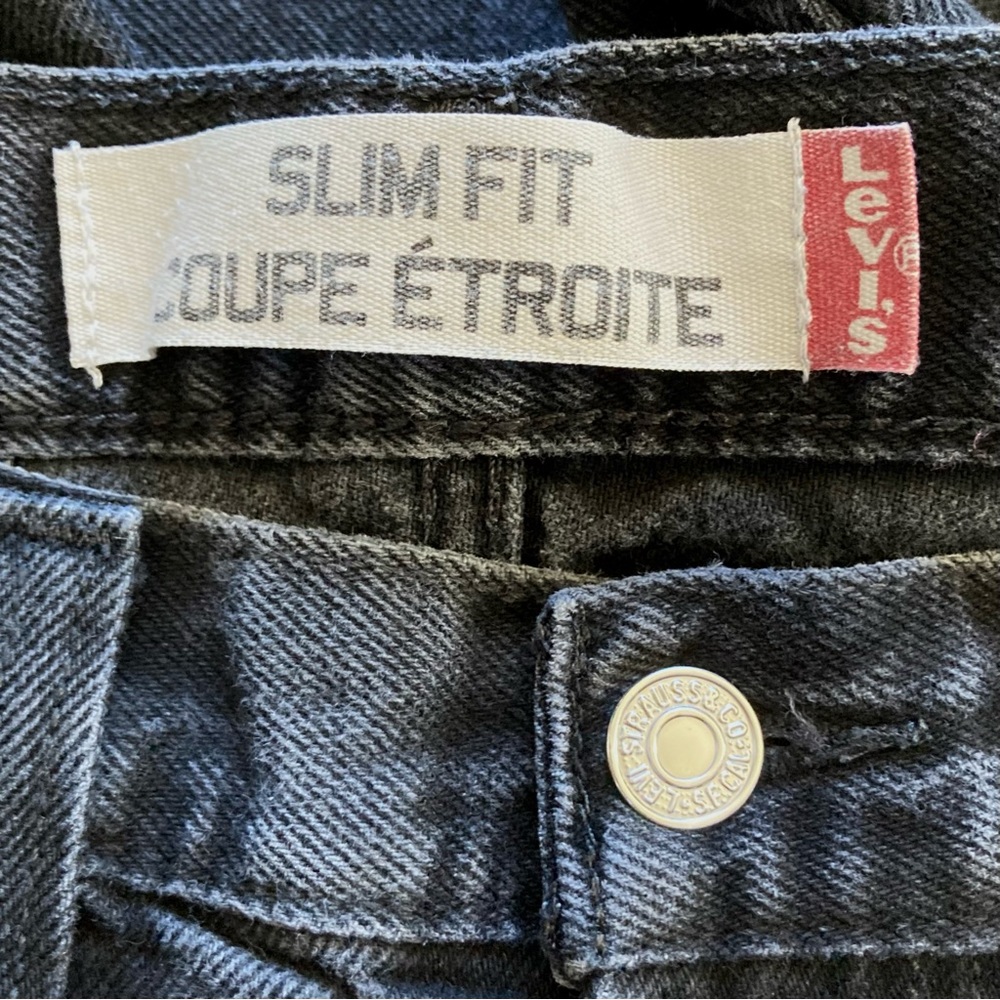 Vintage Levi’s high-waisted black jeans. 🖤 - Picture 8 of 9